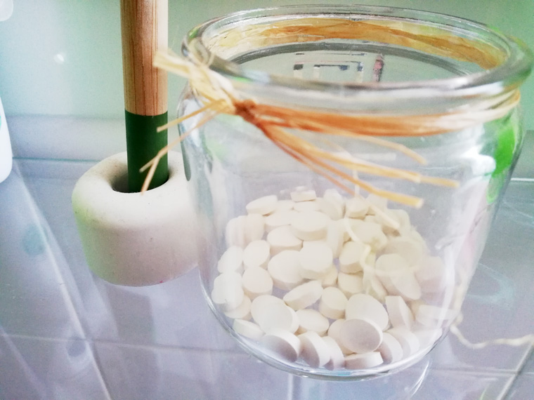 Aufbewahrung von Zahnputztabletten in einem hübschen Glas. Bambuszahnbürsten können auch bei der Vermeidung von Plastikmüll helfen.